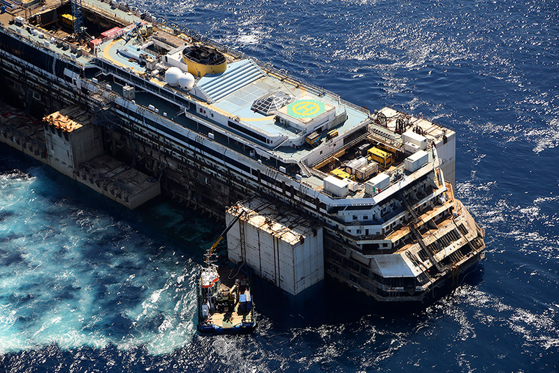Illustration for article titled El viaje final del crucero Costa Concordia, en imágenes
